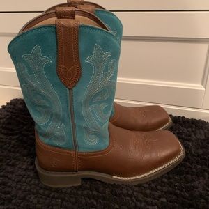 Size 9 Ariat boots